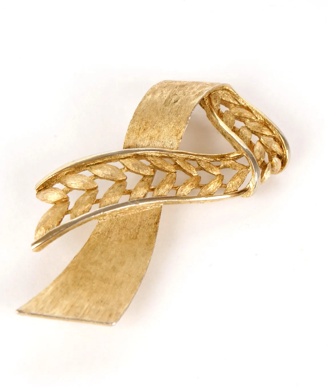 Crown Trifari ribbon shaped brooch in gold