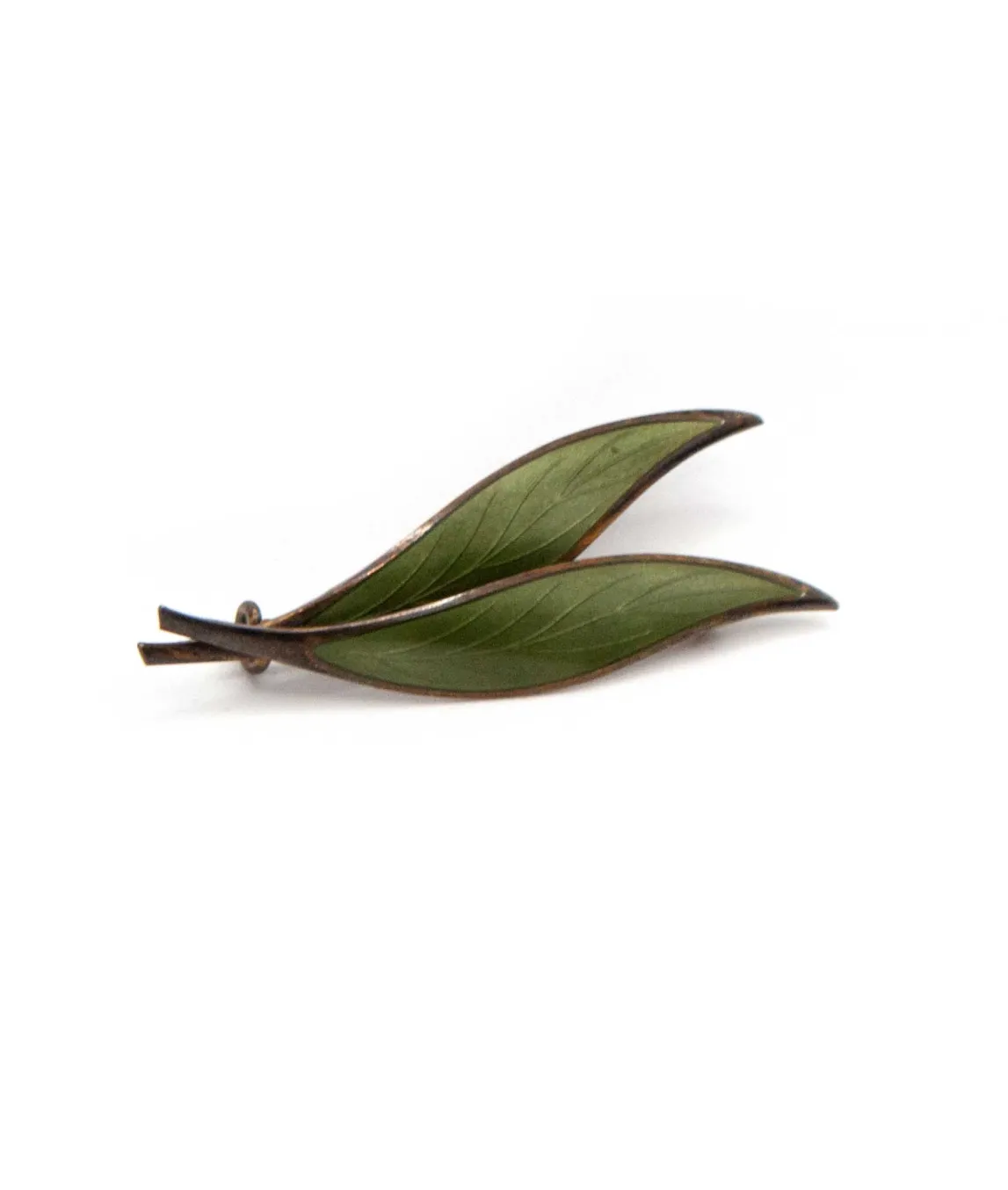 Double leaf brooch decorated with green enamel with silver perimeter