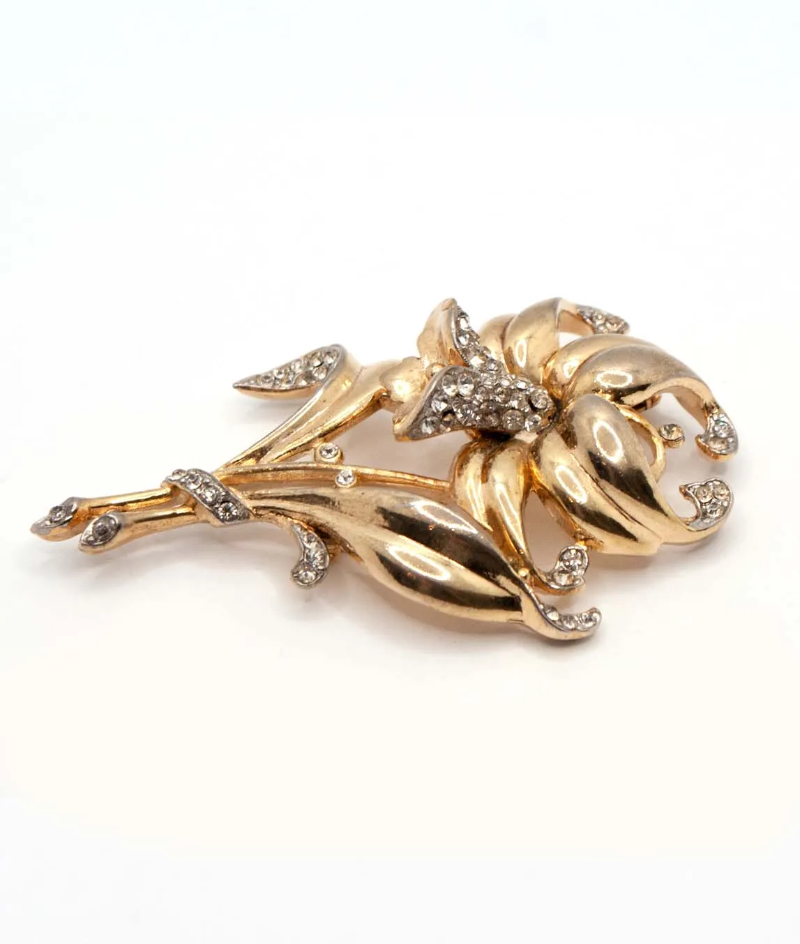 Profile view of 1940s Trifari daffodil brooch pin