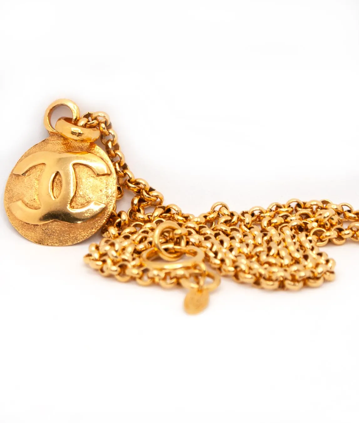 Round CC Chanel logo pendant on gold-plated chain