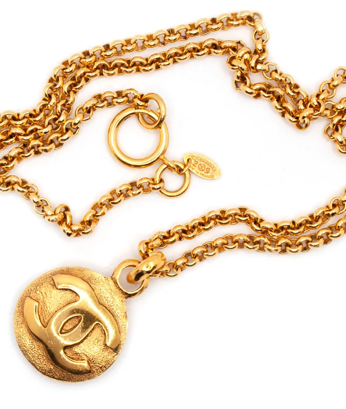 Round CC Chanel logo pendant on gold-plated chain from 1990 with oversized clasp