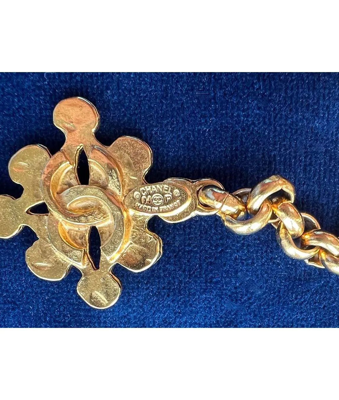 Chanel spring 1994 necklace signature plaque with CC logo link on blue background