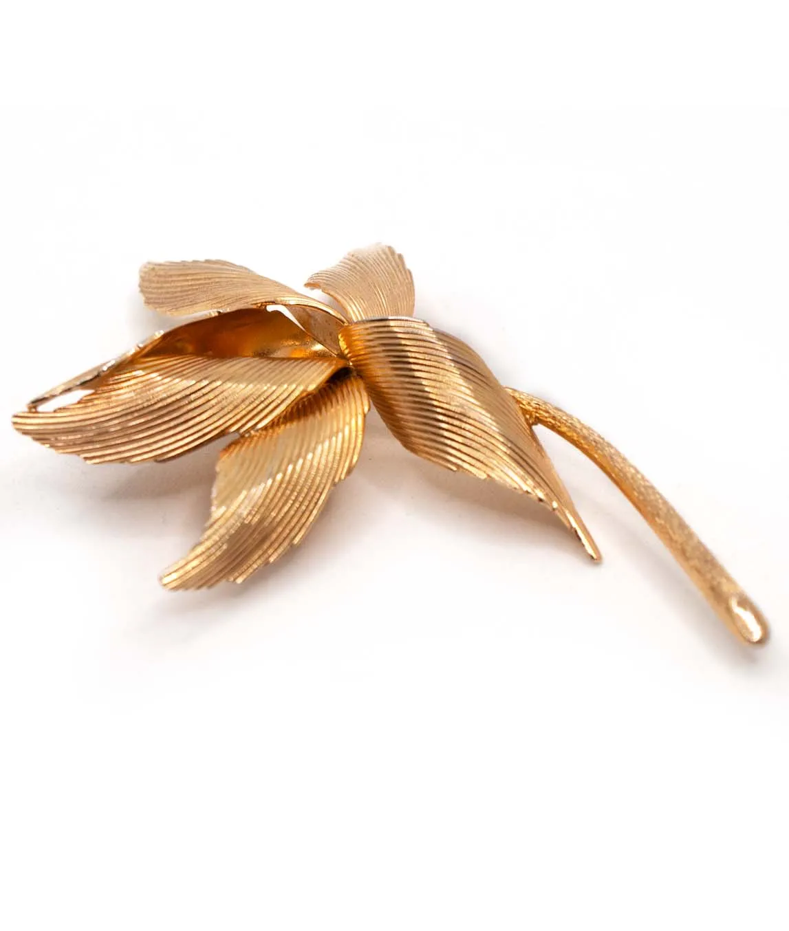 Gold plated leaf brooch from 1960 by Grossé profile view