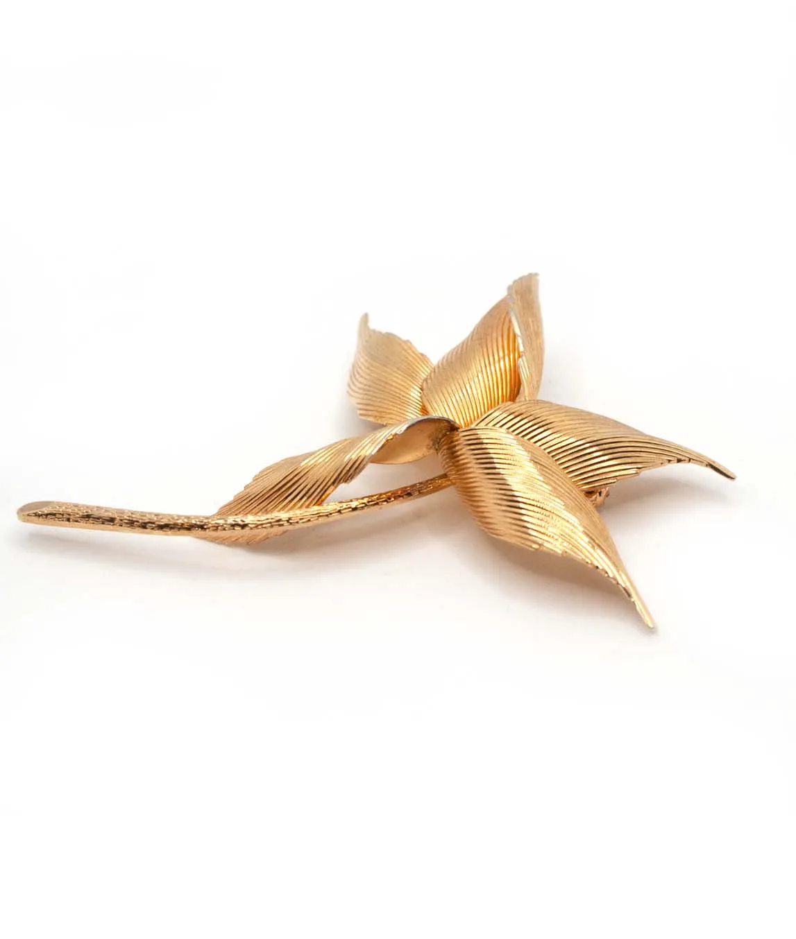 Gold plated leaf brooch from 1960 by Grossé profile view